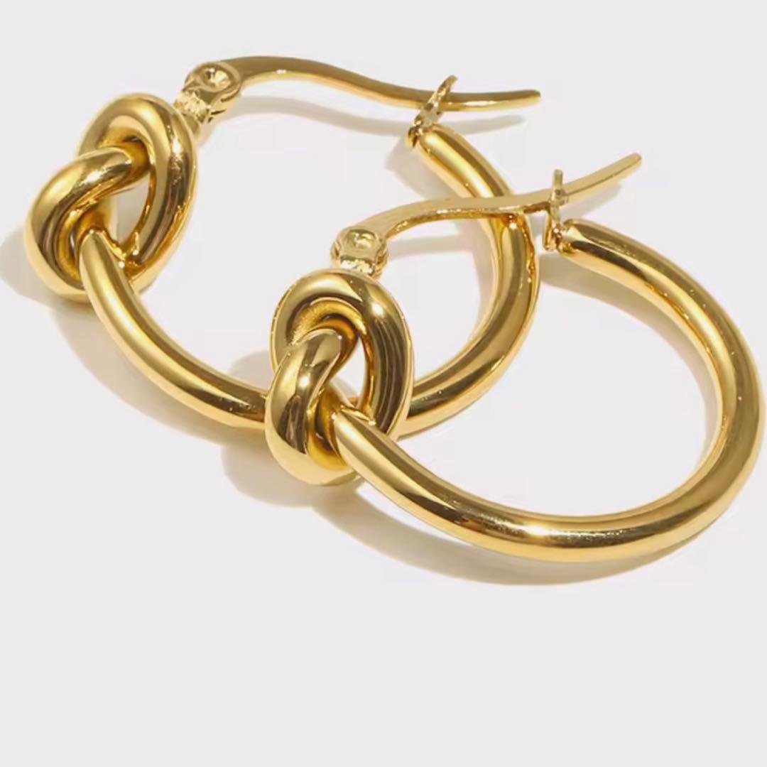 人気ノットデザイン【ゴールド】ステンレス ノット フープピアス