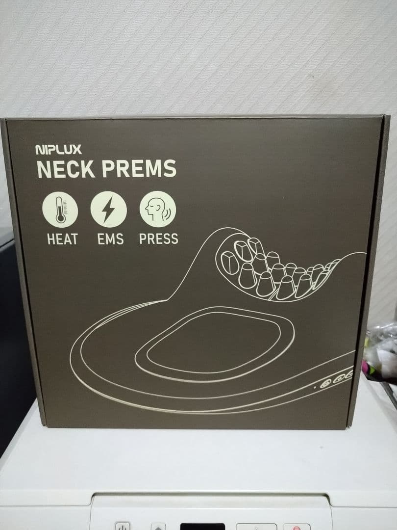 NIPLUX　ニップラックス　ネックプレミス NIPLUX公式店】NECK PREMS│EMSと温熱で首の違和感にアプローチ