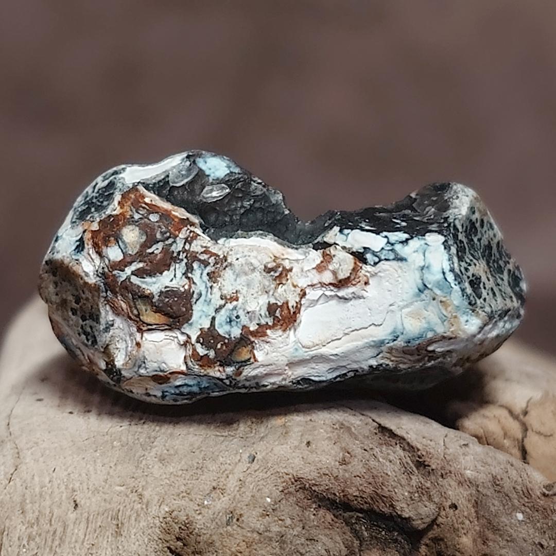 匿名配送No8154レア！透過する抜け仏頭の黒玉髄 原石 茨城海岸産