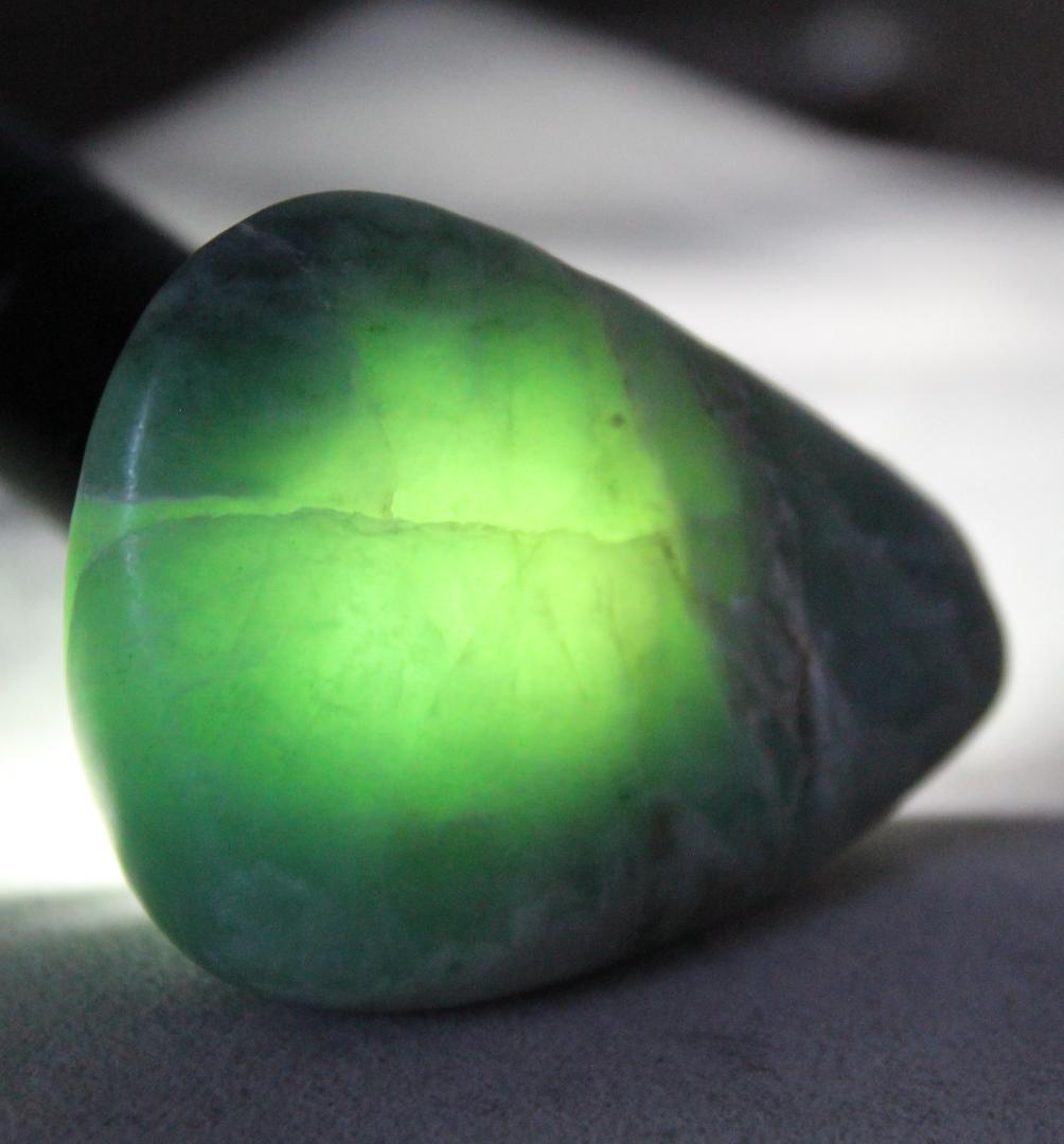 ［ガラス質の逸品］糸魚川翡翠 原石 タンブル 38.1g