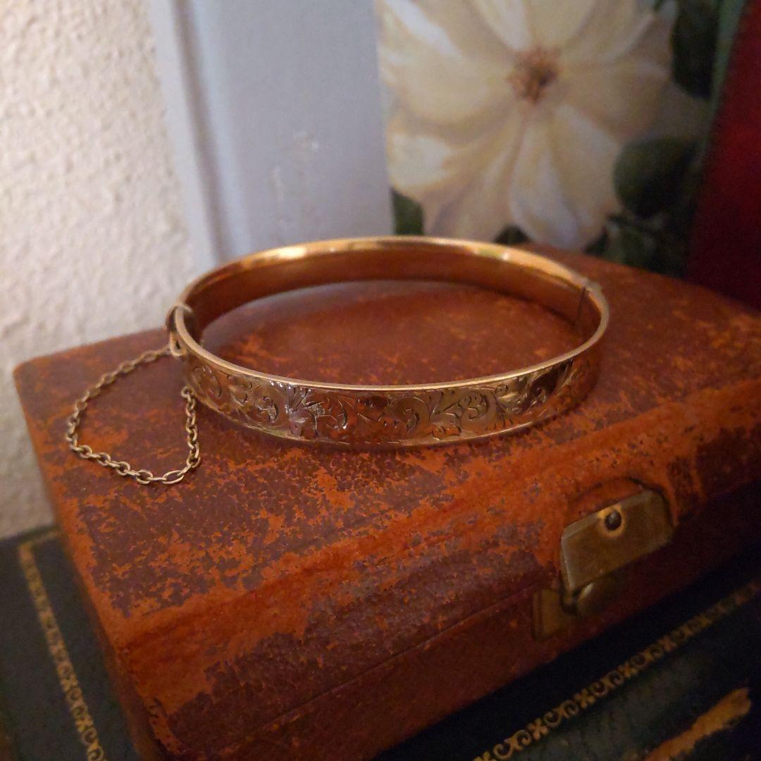 Dala 　　　　イギリスアンティーク　9ct rolled gold ヴィンテージ 9ctロールドゴールド バングル – Amelie Antique
