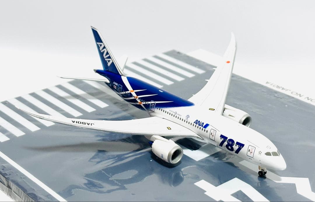 全日空商事 1/400 B787-8 ANA特別塗装 NH40069滑走路付き