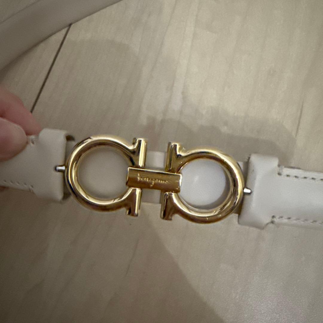 フェラガモ ベルト ダブルガンチーニ ベージュ ホワイトの通販はau PAY