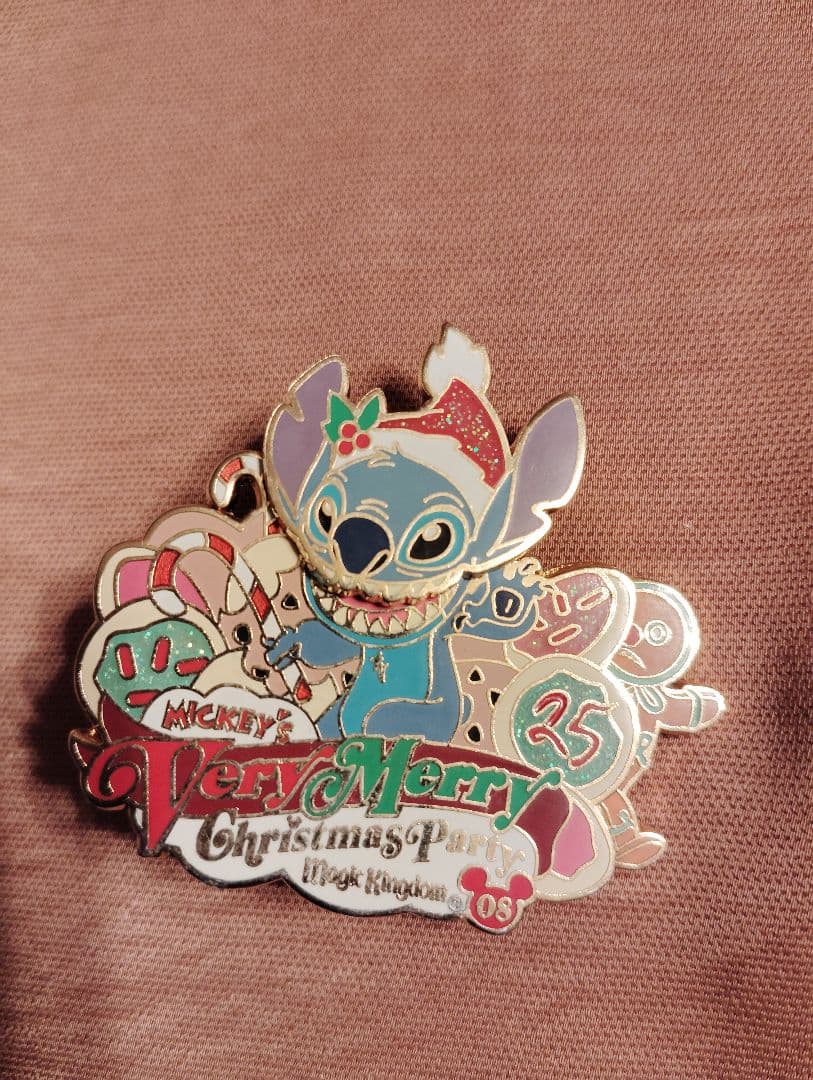 スティッチ クリスマスピンバッジ 2008 - メルカリ