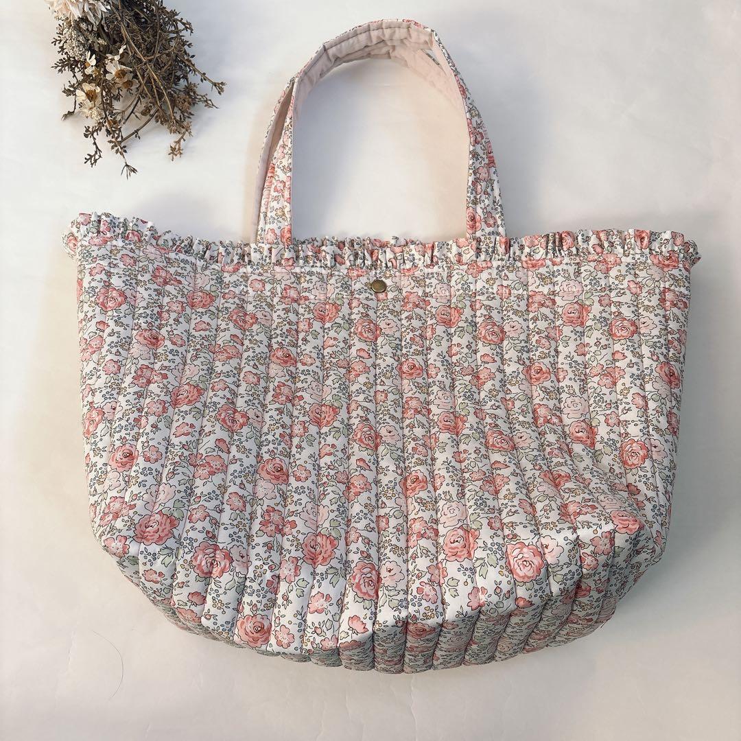 iku様オーダー　フリルキルト特大トートバッグ　フェリシテピンク　フリルポーチ フリルが引き立つリバティプリントのトートバッグ〜サイドフリルトート