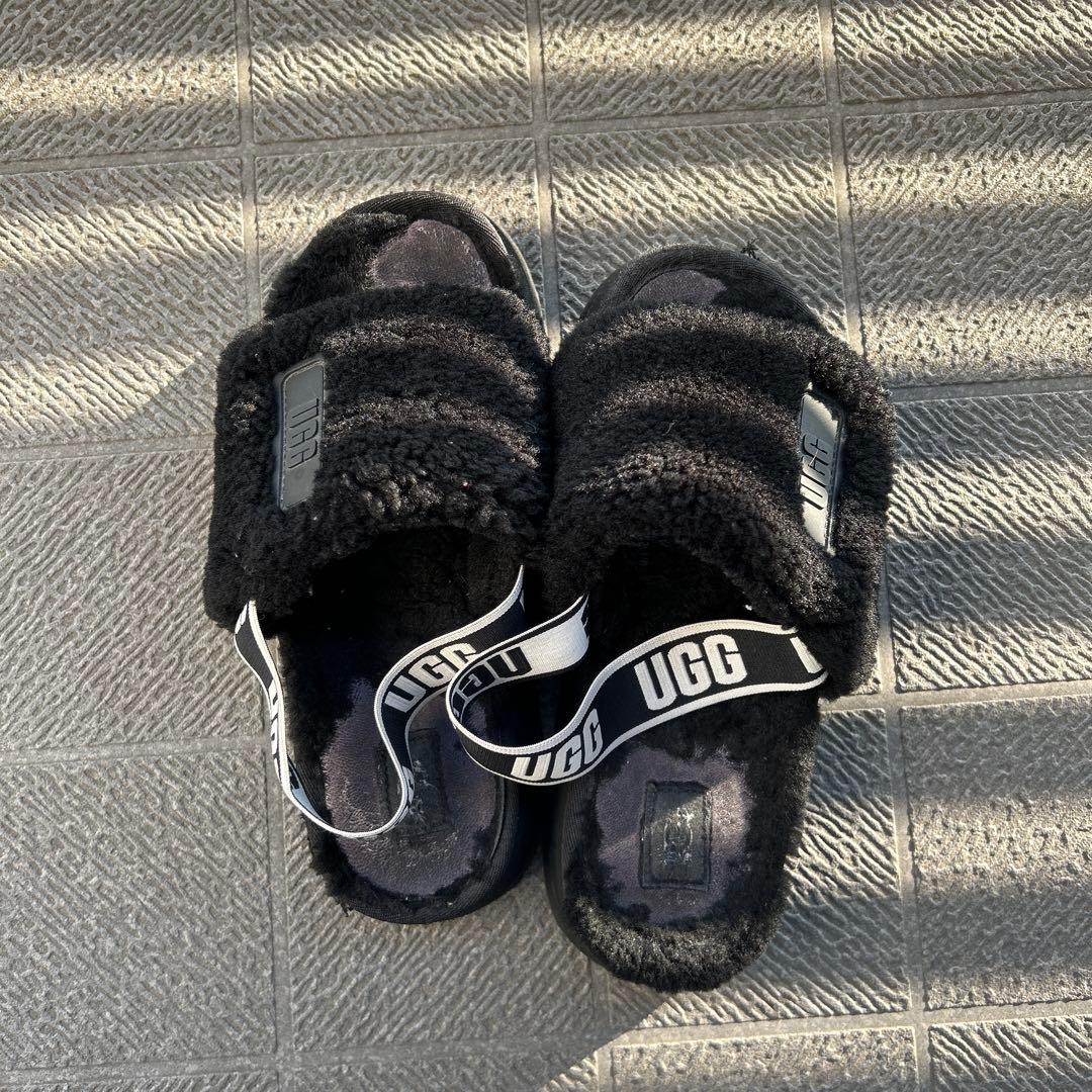 UGG ブラックファースライドサンダル - メルカリ