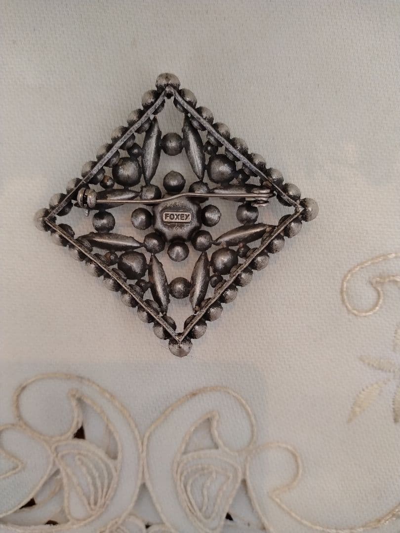 FOXEY ブローチ ひし形 キラキラ
