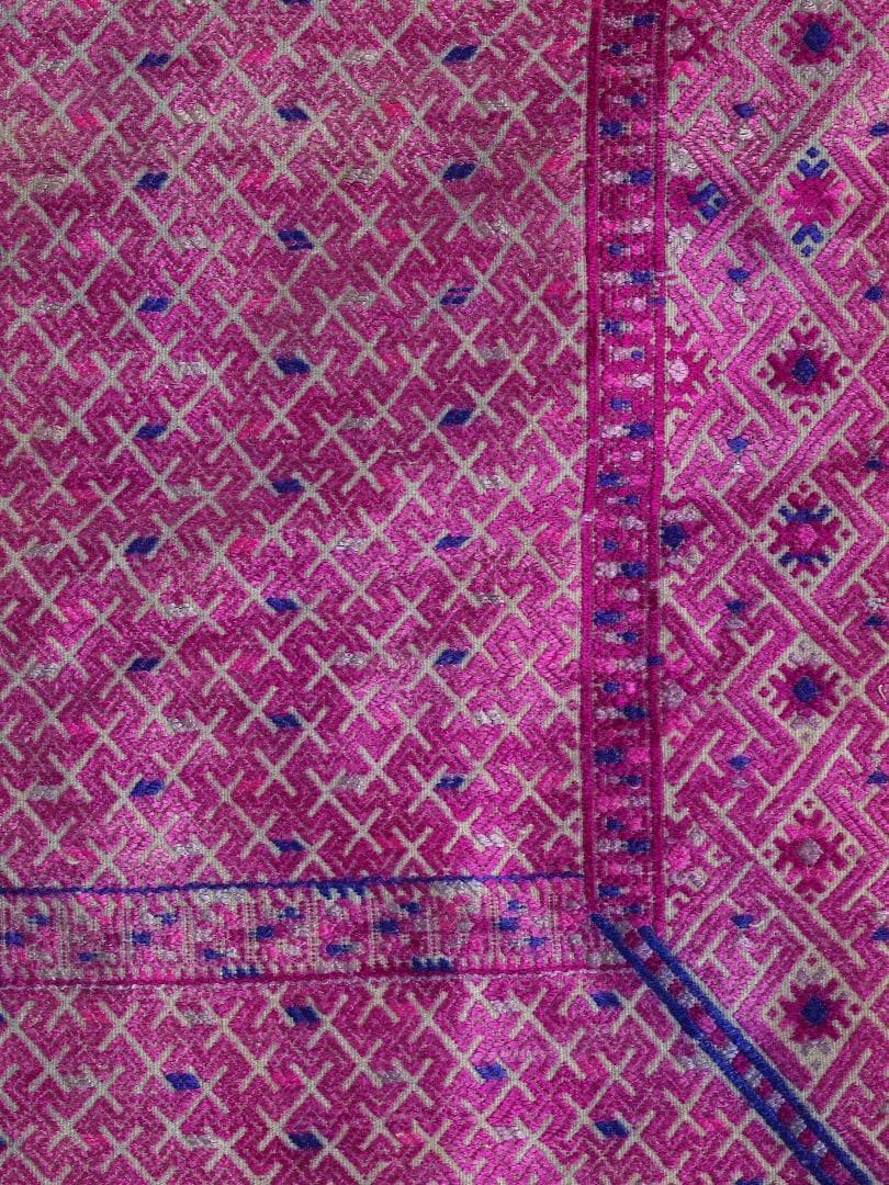 艶のある紫で卍・雷紋などを描く、中国チワン族の2