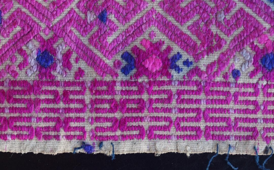 艶のある紫で卍・雷紋などを描く、中国チワン族の2