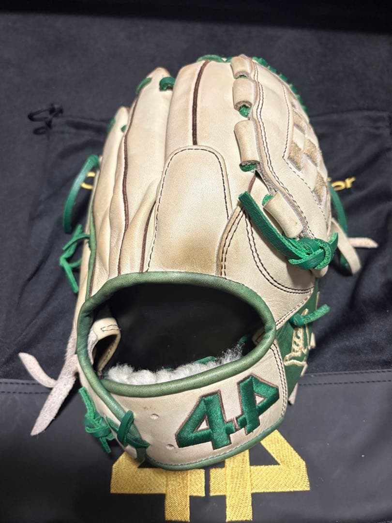 硬式野球グローブ 44海外メーカー メジャー(MLB)の若手選手に大人気、44（フォーティーフォー）グラブ