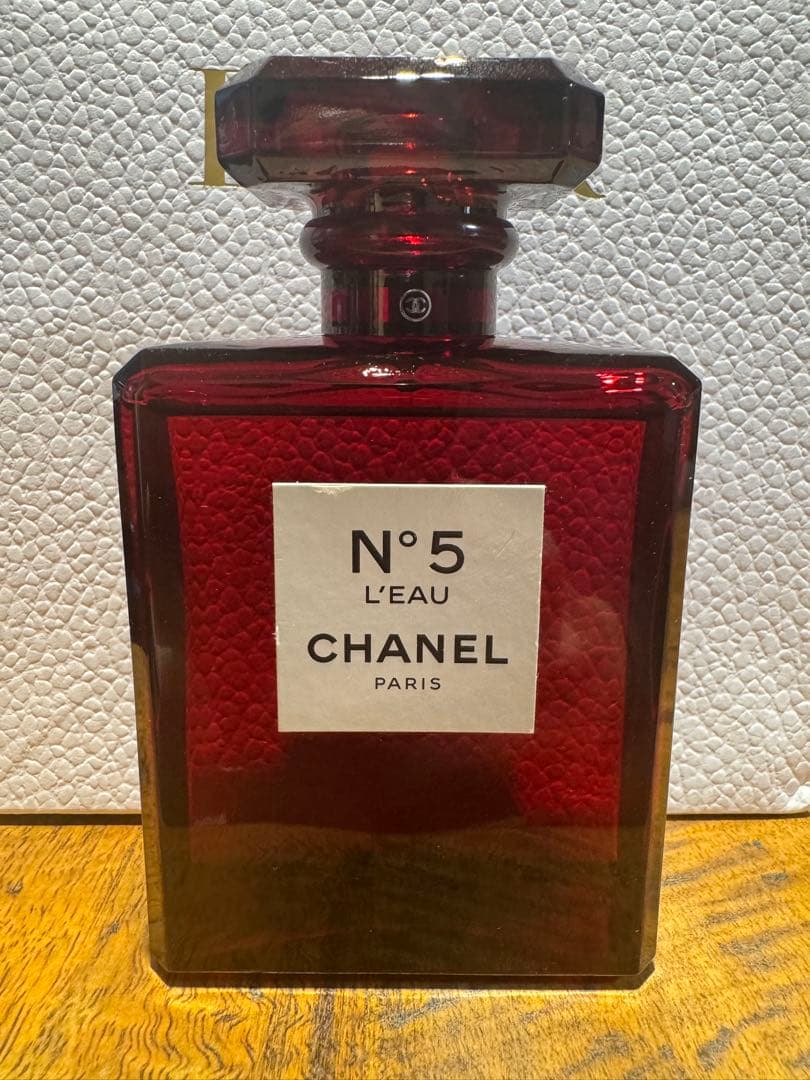 CHANEL N°5 L'EAU 赤いボトル　シャネル香水 シャネルのフレグランス「シャネル N°5」が真っ赤なボトルで登場