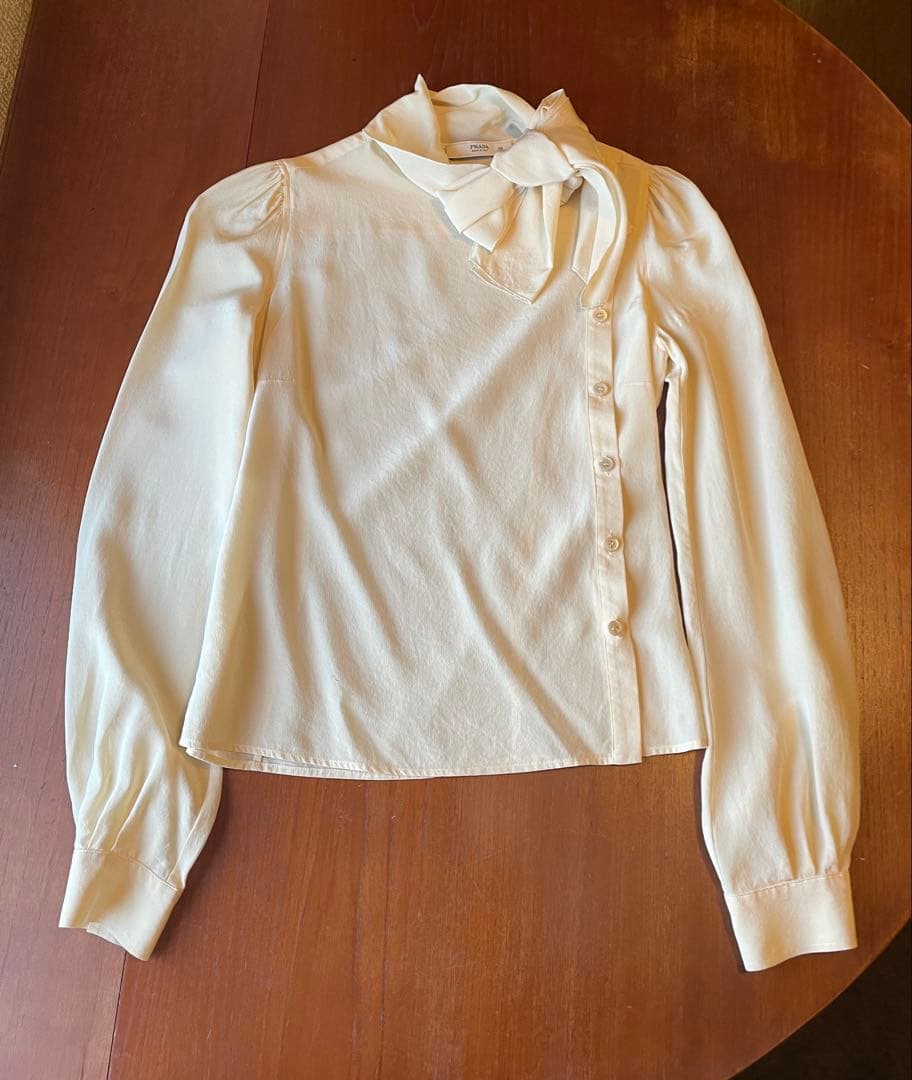 【新春限定】プラダ　PRADA アイボリー リボンブラウス38 s 新春限定】プラダ PRADA アイボリー リボンブラウス38 s 新春限定