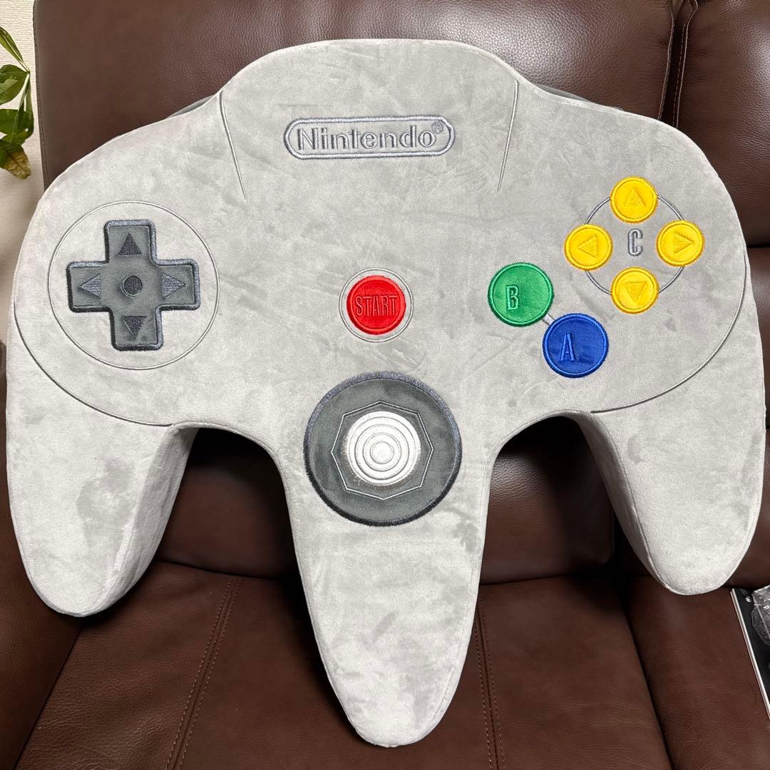 ニンテンドーミュージアム Nintendo 64 コントローラー クッション