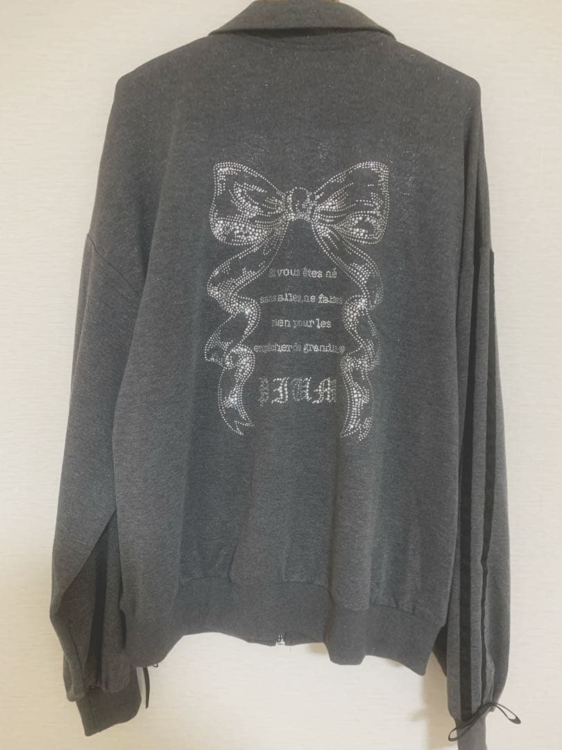 pium ダブルラインビジュープリントジップスウェット - メルカリ