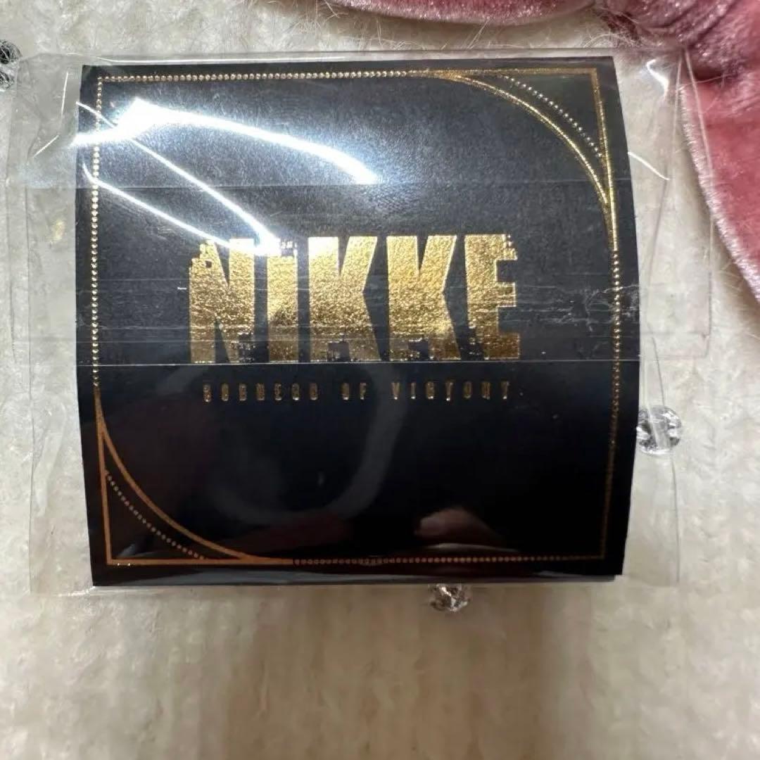 勝利の女神NIKKE AGF2025 抽選特典 紅蓮 メタルバッジ - メルカリ