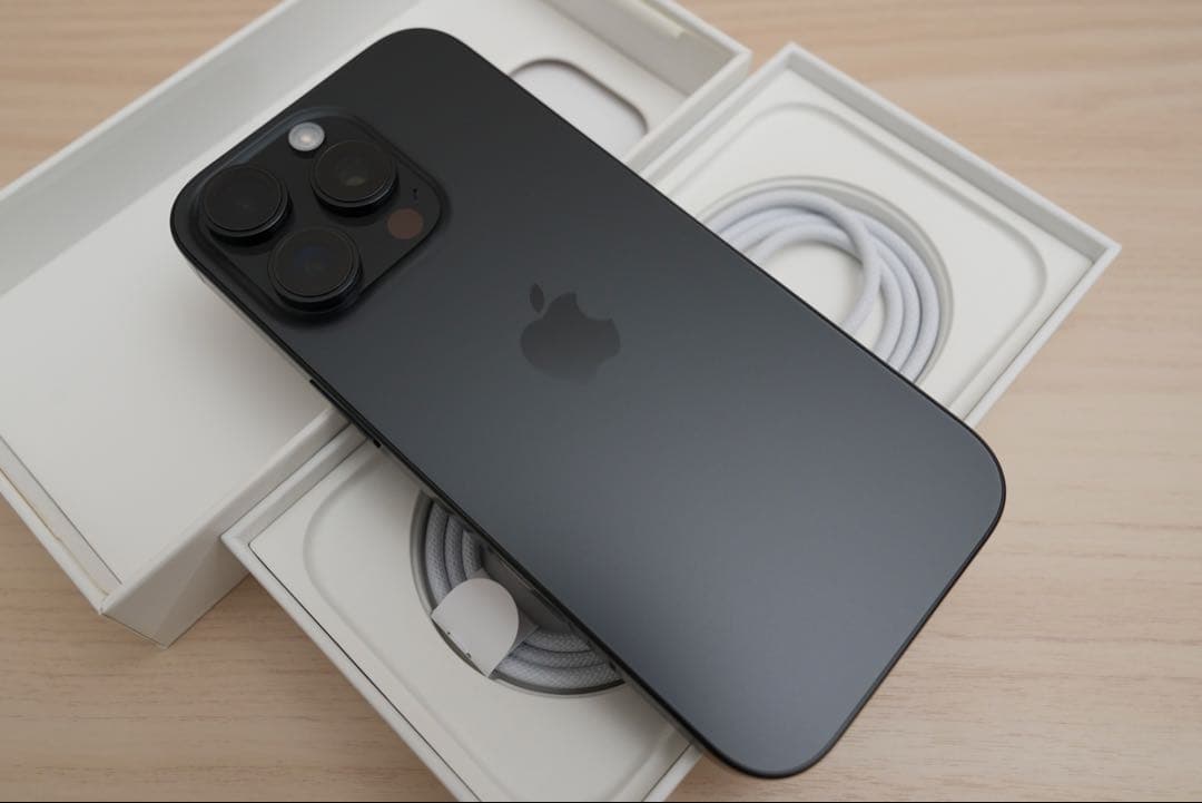 iPhone 16 Proブラック256GB 充放電回数29回 最大容量100% - メルカリ