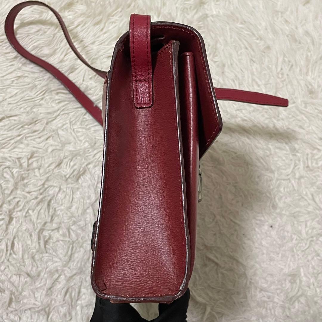 美品 フェラガモ カメラバッグ レッド シルバー金具 ロゴ刻印