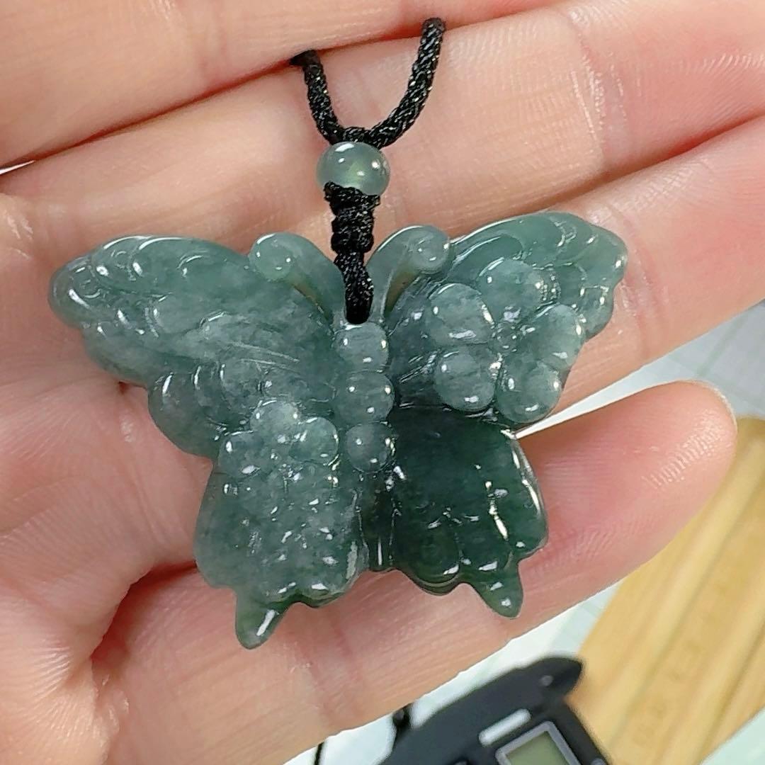R2-02401-8 天然本翡翠《本物保証》「蝶々」ペンダント - メルカリ