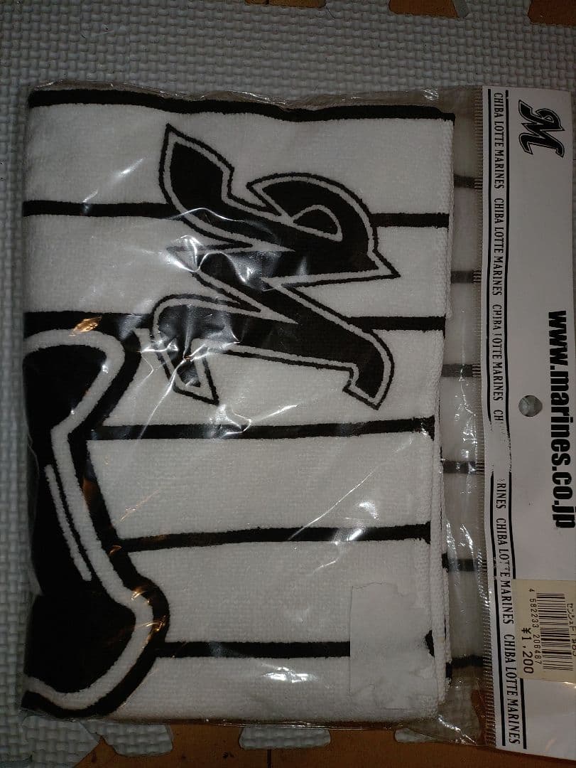 千葉ロッテマリーンズファン必見‼️ 野球応援グッズユニホーム3枚、ほか