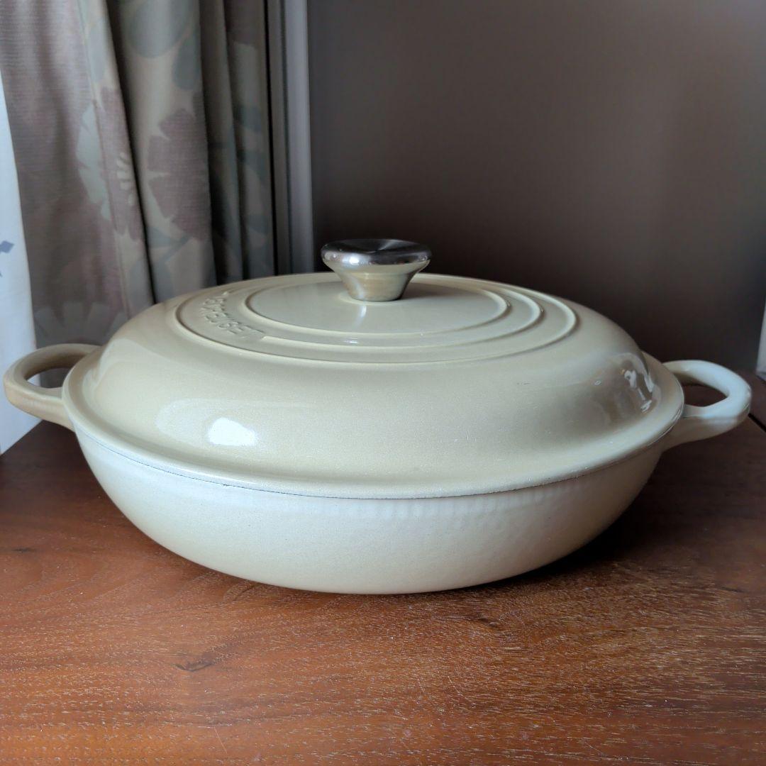 LE CREUSET ビュッフェキャセロール デューン 26cm Amazon｜ビュッフェ・キャセロール 26cm オレンジ｜両手鍋 オンライン通販