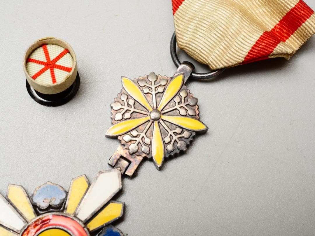 満州国 勲六位景雲章 勲章 徽章 略綬付 共箱付 - メルカリ