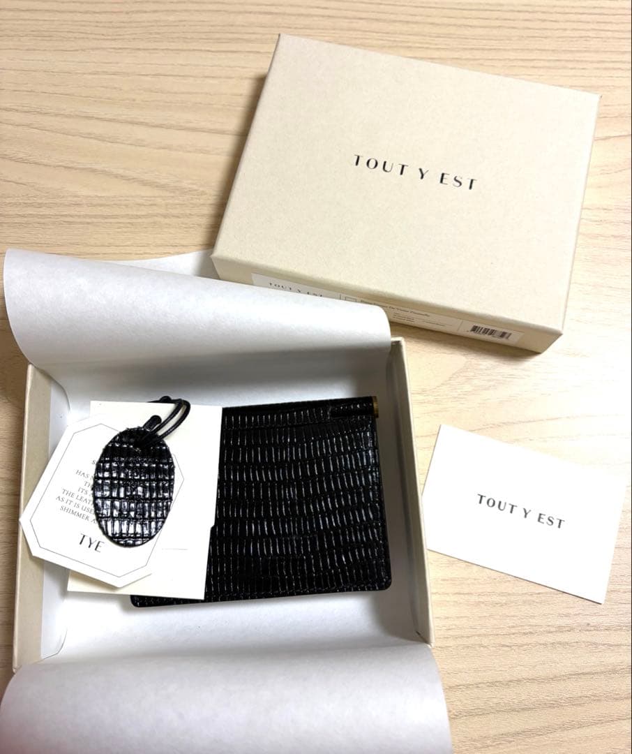 TOUT Y EST クロコダイル型押し カードホルダー - 小物クラシック