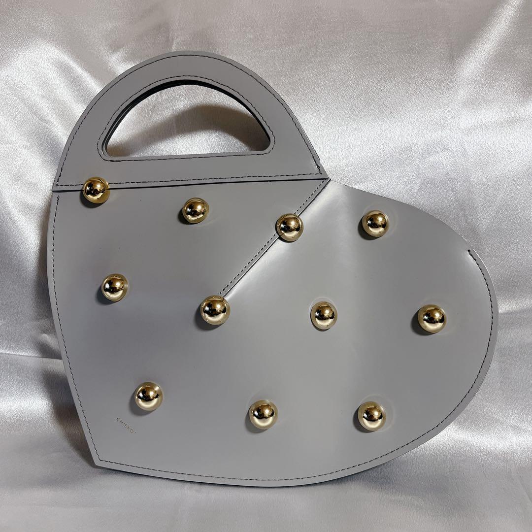 【新品未使用】Chieko＋ ハート型レザーバッグ｜グレー×ゴールドスタッズ チエコプラスハートスタッズバッグ - メルカリ