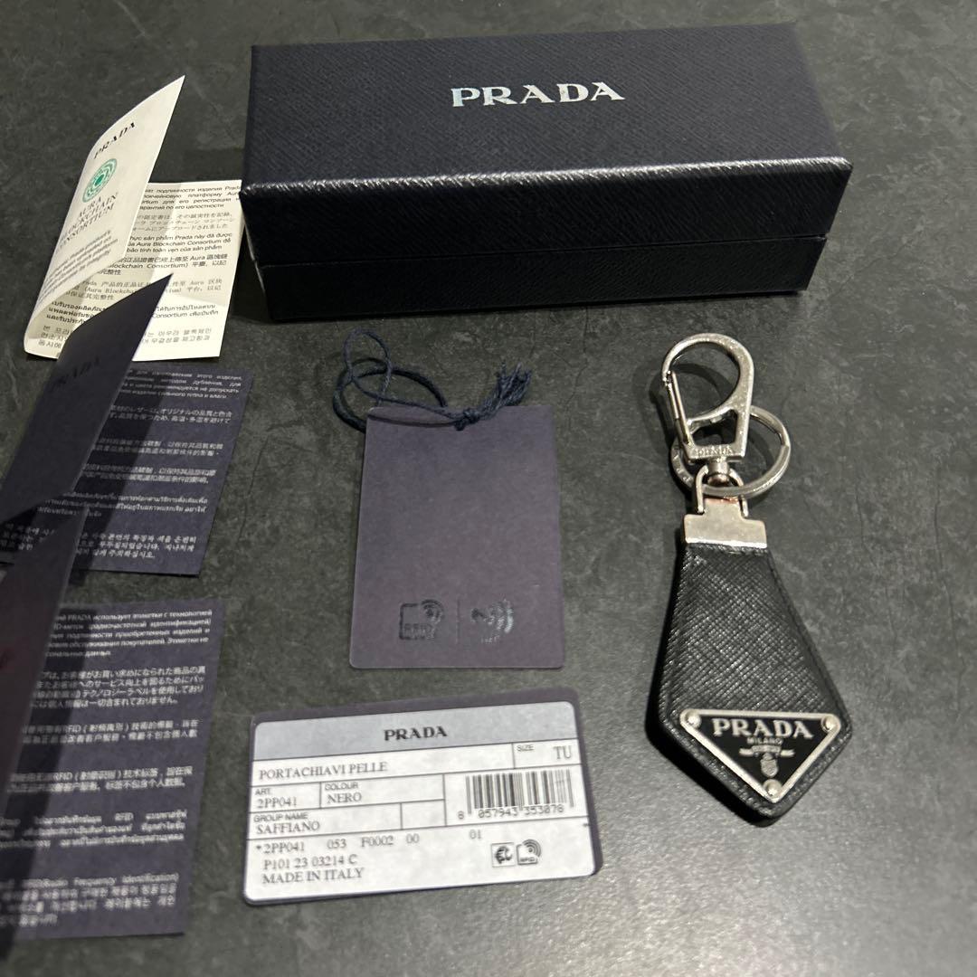 PRADA サフィアーノレザー　キーリング　2PP041 ブラック　黒 PRADA サフィアーノレザー キーリング 2PP041 ブラック 黒 - メルカリ