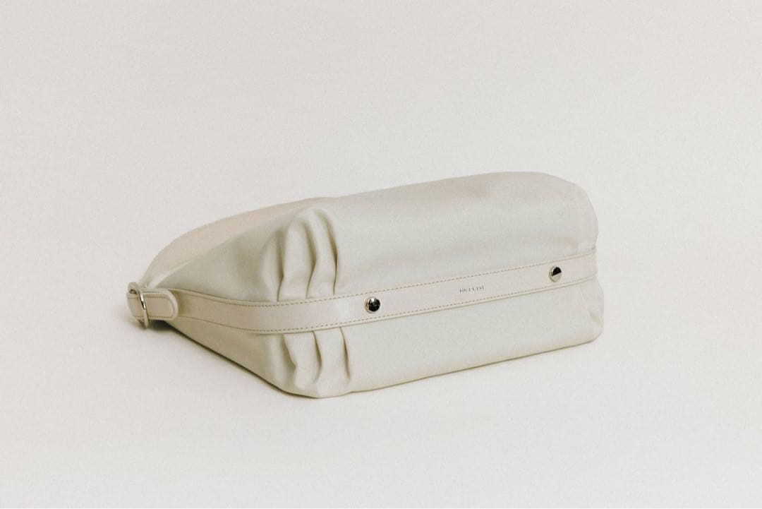 TOUT Y EST トゥティエ ◯ カノ トワル スモールバッグ 韓国 - メルカリ