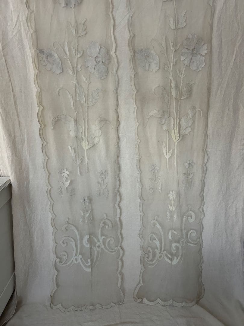 フランスアンティーク花柄刺繍チュールカーテン2枚セット - メルカリ