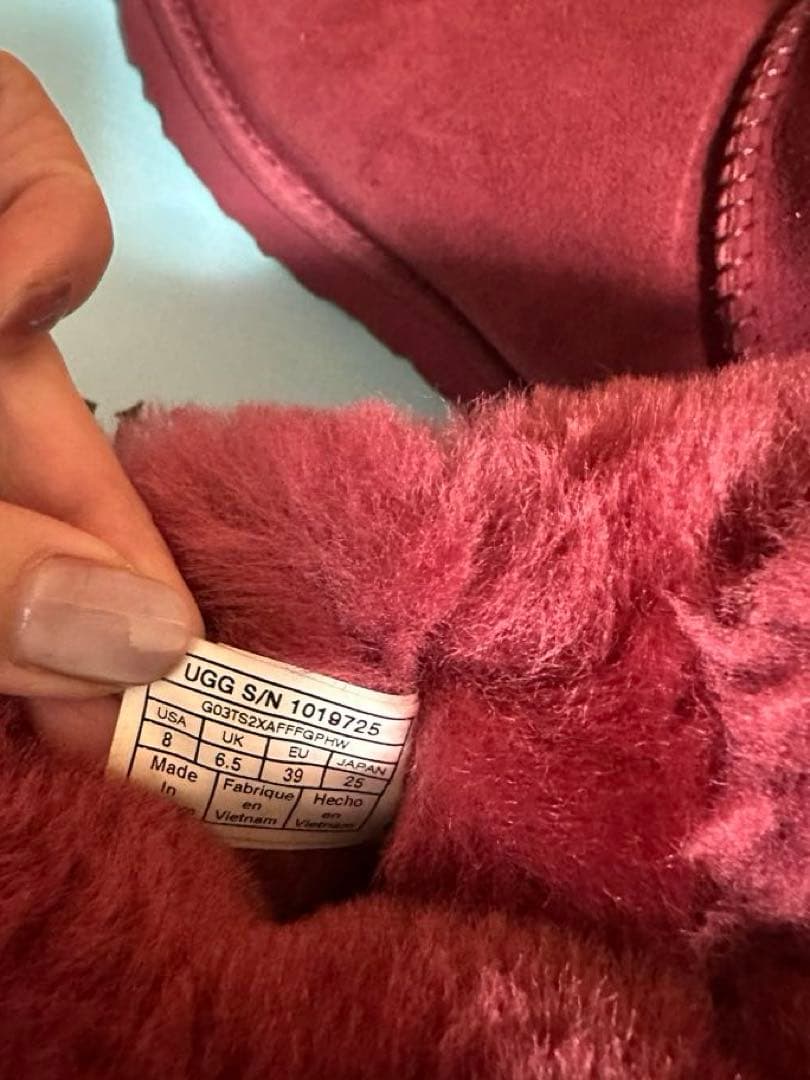 UGG バーガンディ ムートンブーツ リボン付き 美品 - メルカリ