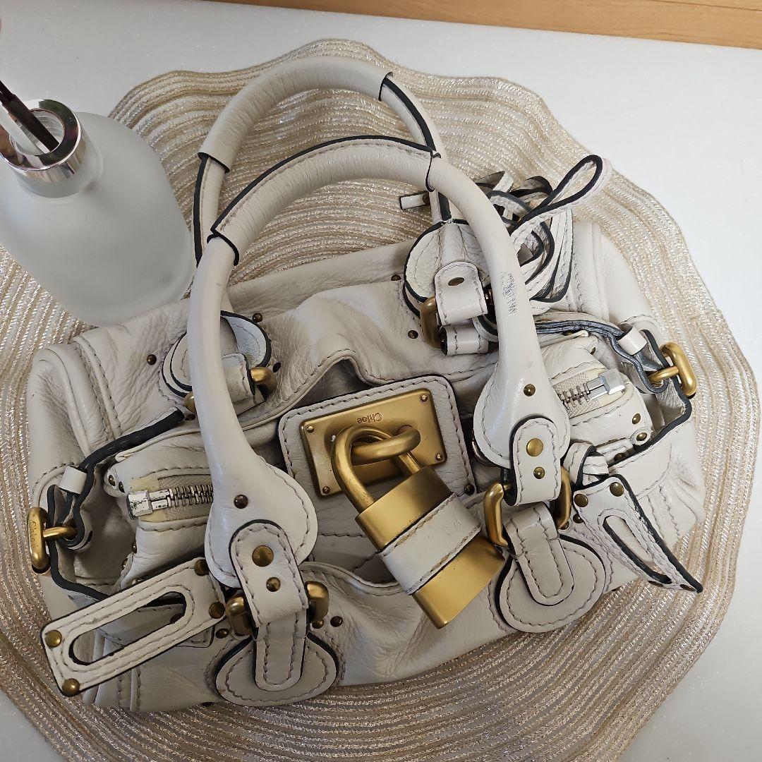 chloe ホワイト レザー ロック付きハンドバッグ