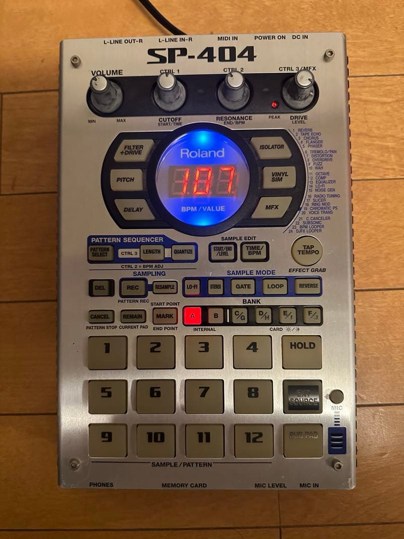 DJ機材 Roland SP-404 ヒップホップの楽曲制作やDJ用として 人気の高いサンプラーの最新