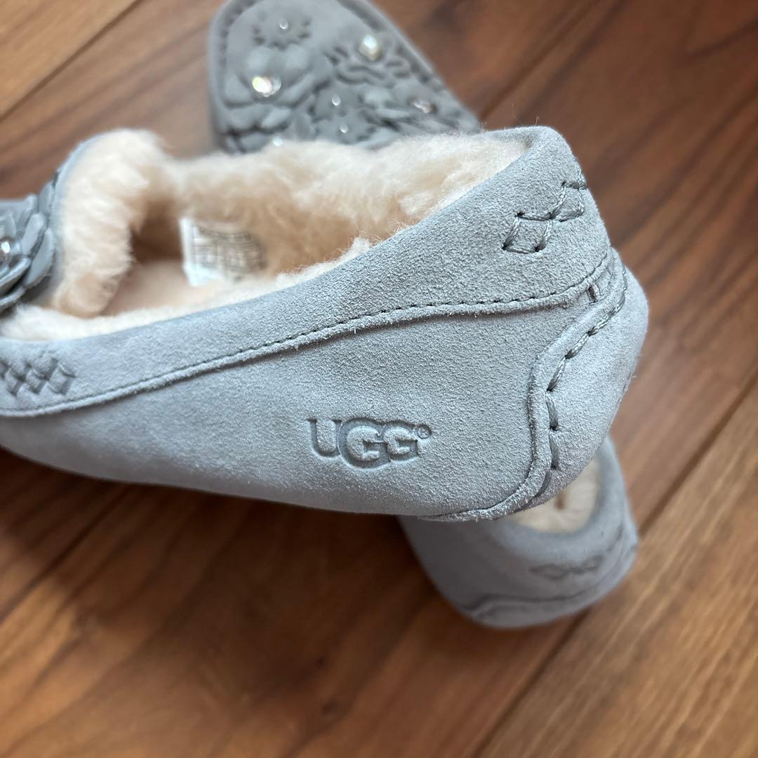 新品・未使用】UGG アグ クリスタルと花のモカシン 23㎝