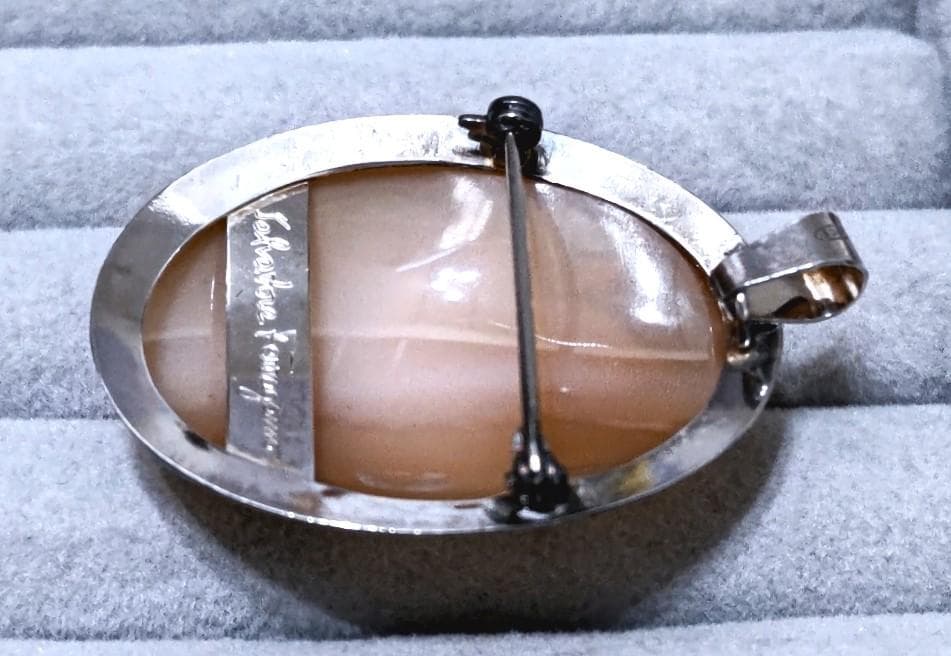 サルバトーレフェラガモ シェルカメオSV925ブローチ／トップ箱付き