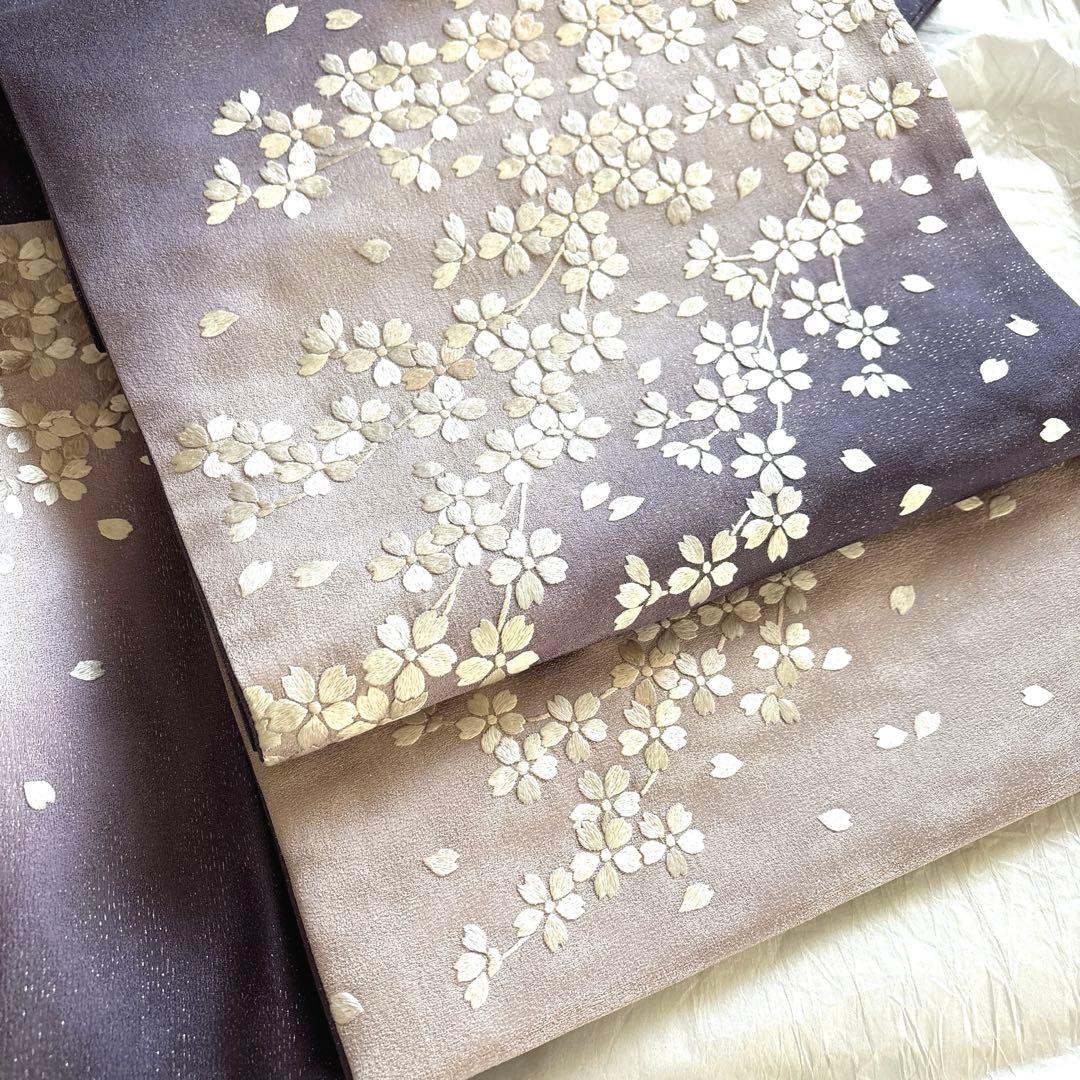 月兎奈緒様 薄古代紫　正絹袋帯　薄ピンクとオフホワイト満開桜刺繍　美品 銀座【L-8380】刺繍 袋帯 銀色 幾何文に花の図 - 銀座きもの青木｜長く