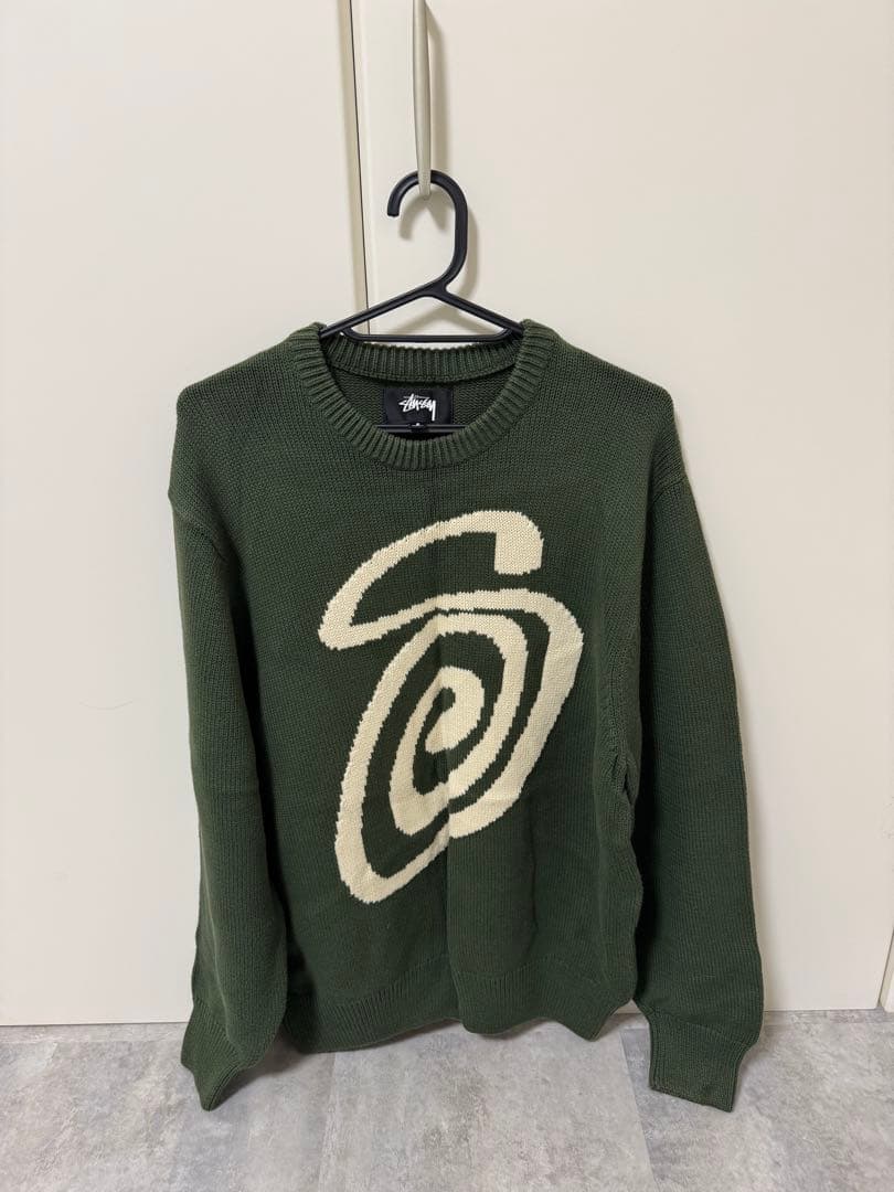 Stussy オリーブグリーン セーター Stussy Curly S Logo Sweater Green ステューシー カーリーSロゴ