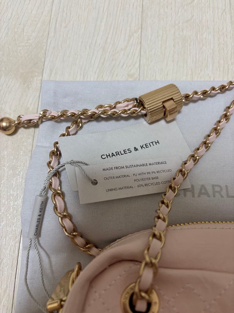 CHARLES & KEITH Duo ドゥオ キルトクロスボディーバッグ - メルカリ