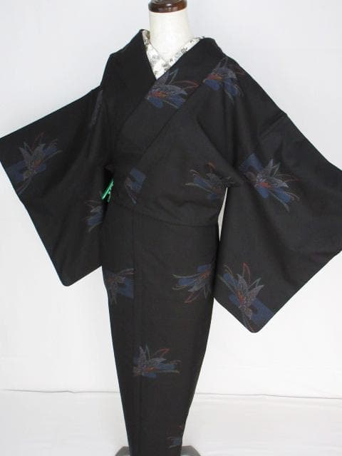 美品！純泥染＊７マルキ＊本場奄美大島紬＊飛び柄＊揚羽蝶＊着物＊１６１ｃｍ＊裄６４ 本場奄美大島紬】 7マルキ一元式 古代染色純泥染 「微細点絣」 着物の