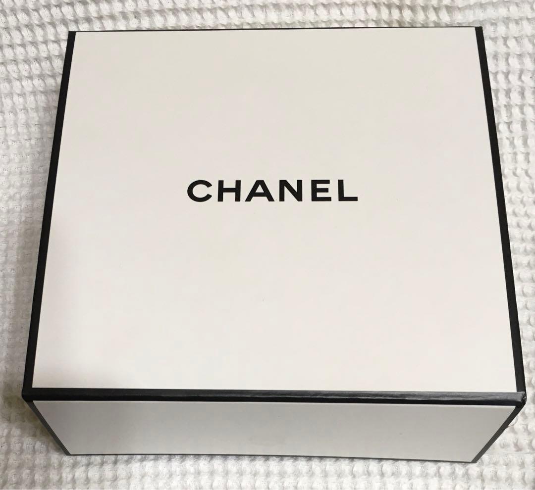 CHANEL 「鏡、アイライナー、リップ、ラッピング箱、リボン」