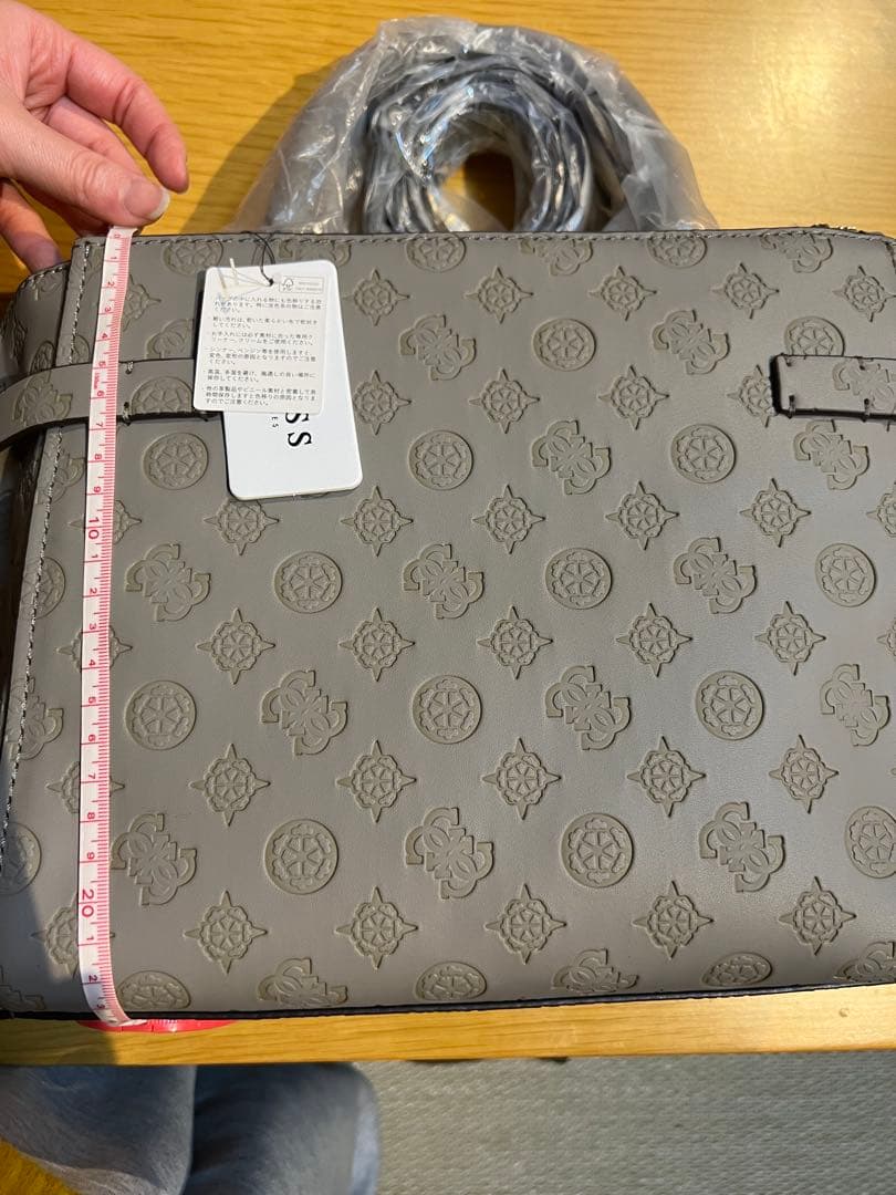 GUESS グレー ショルダーバッグと財布セット