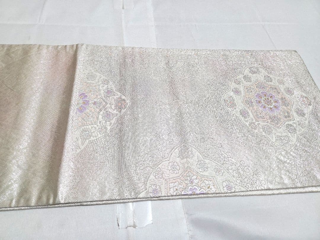 A5◇着物くつろぎ 華文様 銀糸 パステル 白 六通 正絹 フォーマルな