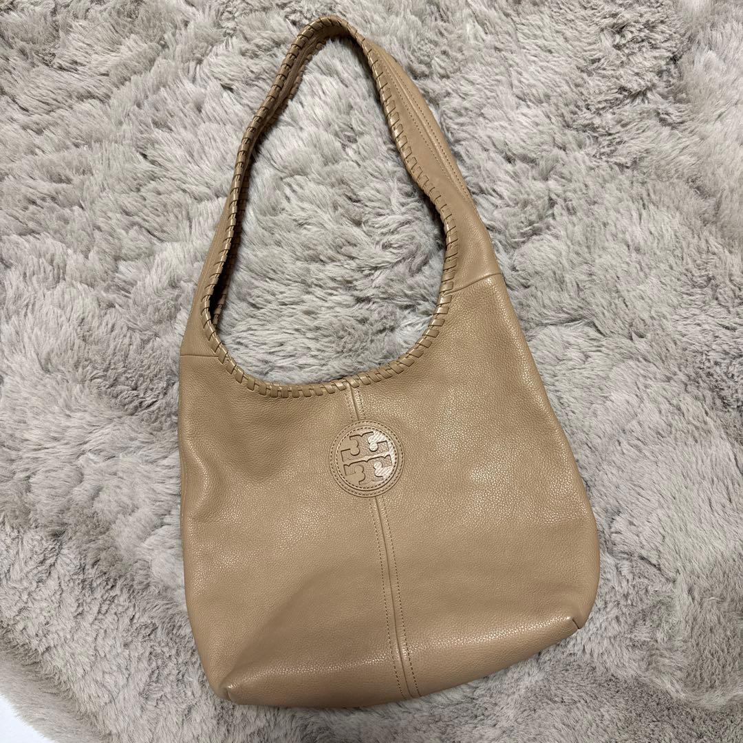 トリーバーチ マリオン ホーボーバッグ ロゴ レザー ベージュ - メルカリ