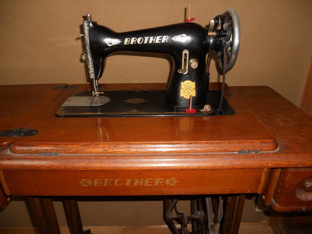 レトロ 足踏みミシン BROTHER ブラザー ミシン です。 - メルカリ