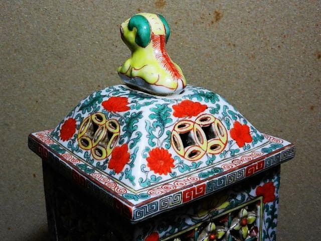 獅子蓋色絵透し彫り角型四脚香炉「大明萬曆年製」 - メルカリ