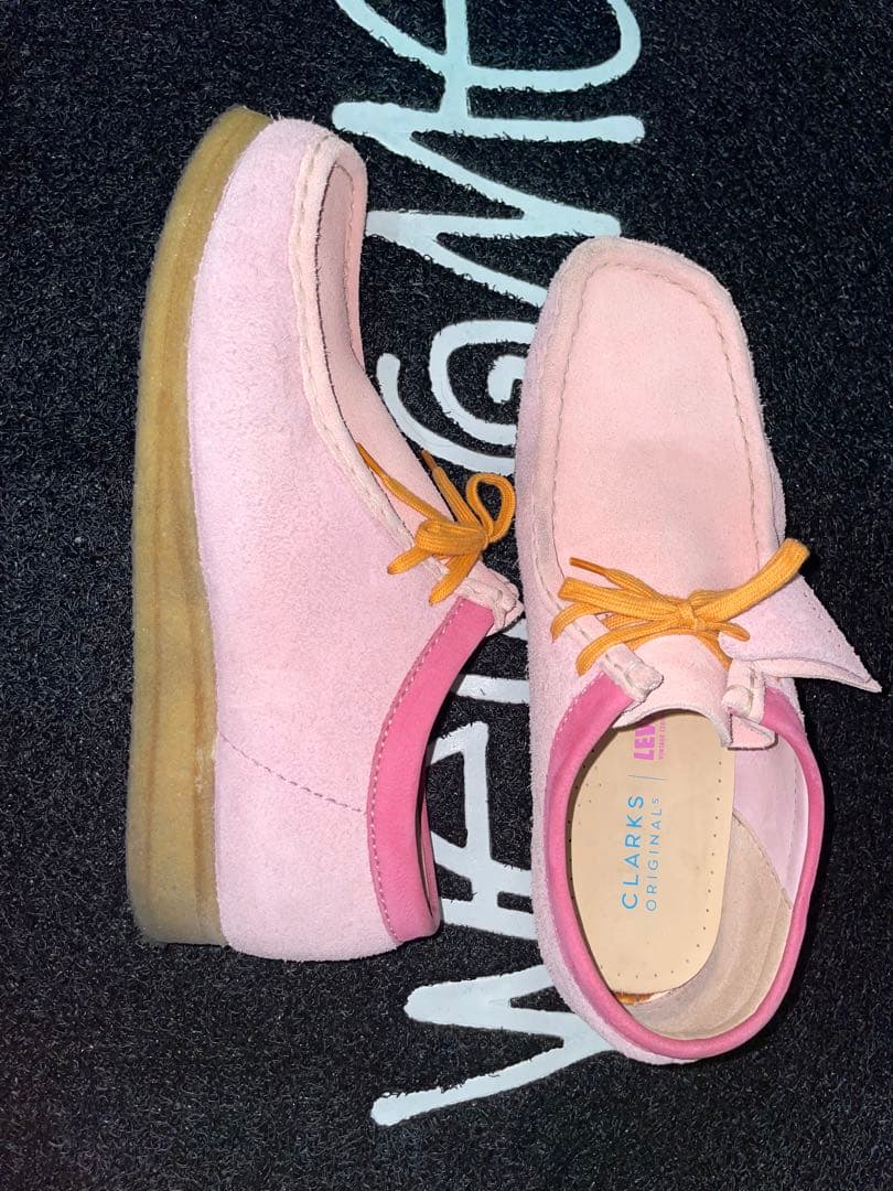 クラークス x リーバイス ワラビー ピンクコンビ - メルカリ
