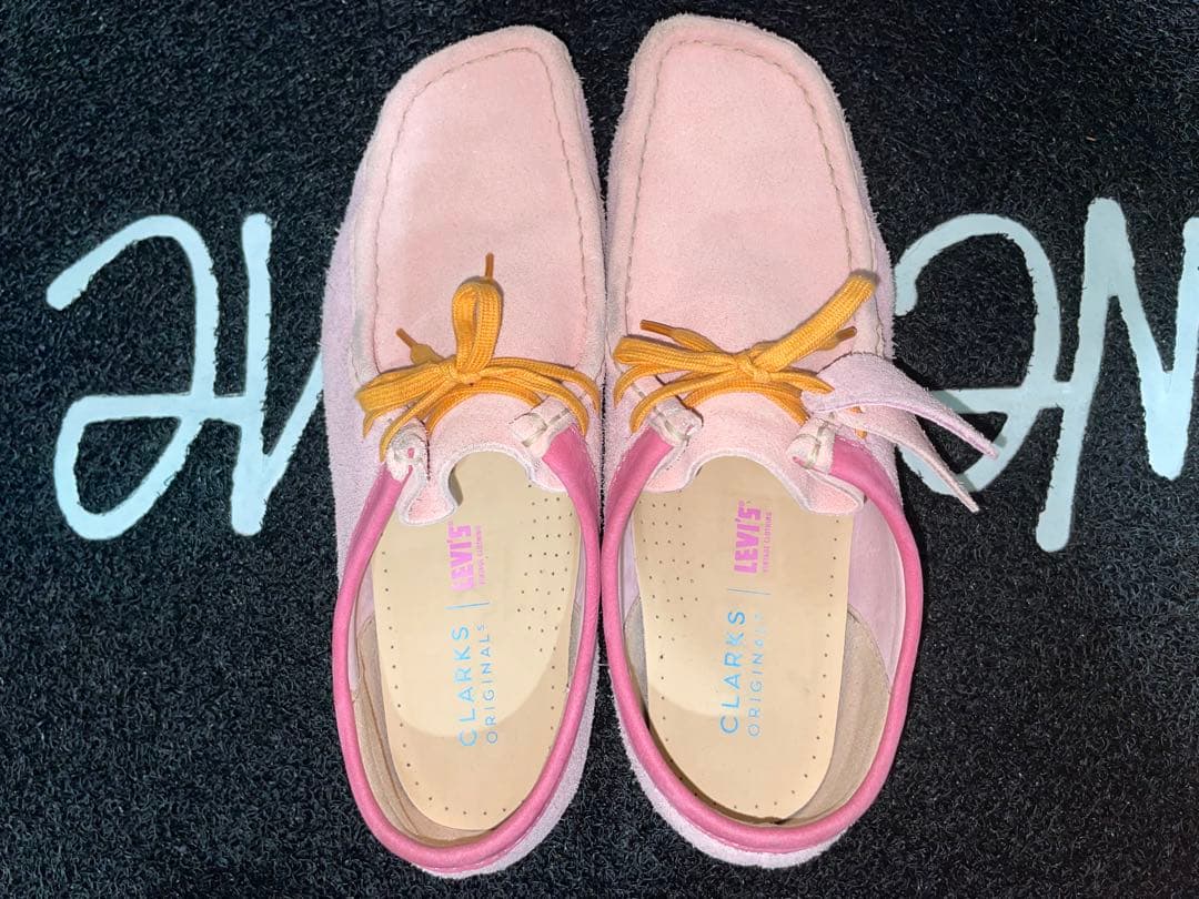クラークス x リーバイス ワラビー ピンクコンビ - メルカリ