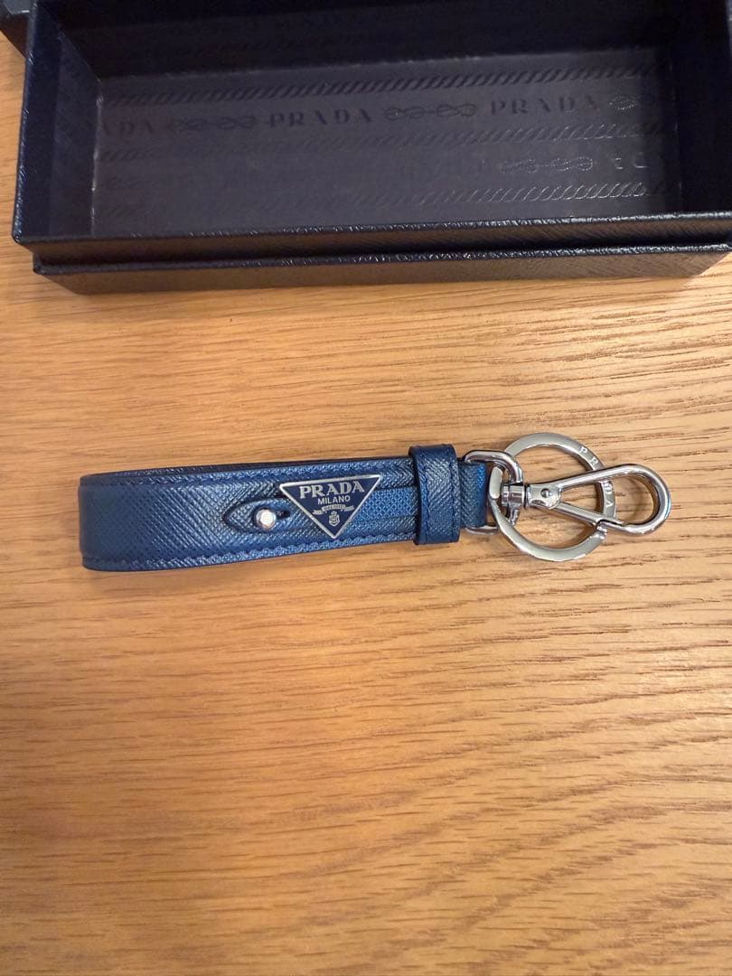 新品 早い者勝ち PRADA プラダ キーホルダー 三角ロゴ 箱タグ付き