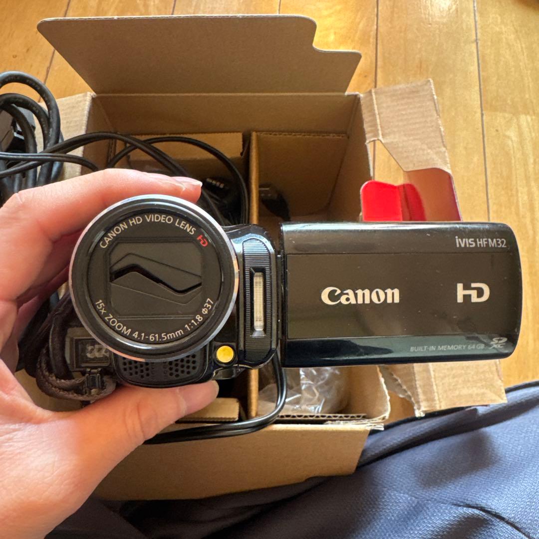 ビデオカメラ Canon HFM32 Canon VIXIA HF M32 HD camcorder with 64GB flash memory at Crutchfield