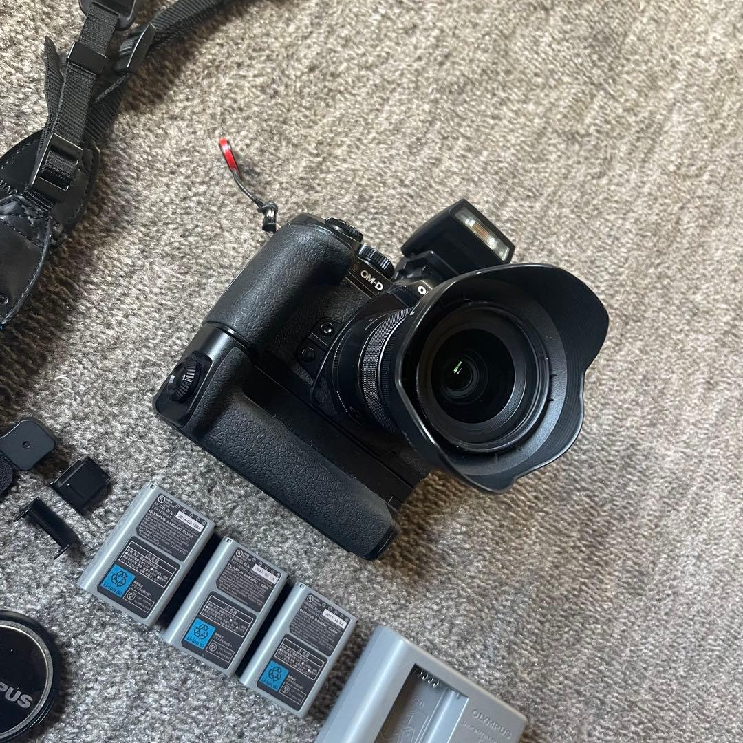 オリンパスE-M1 ミラーレス一眼 レンズセット 電池3個 バッテリーグリップ